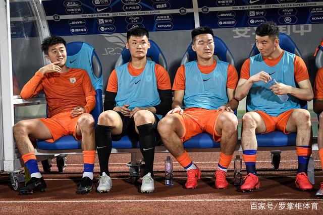 三镇获得点球！第30分钟，泰山球员禁区内手球，VAR介入